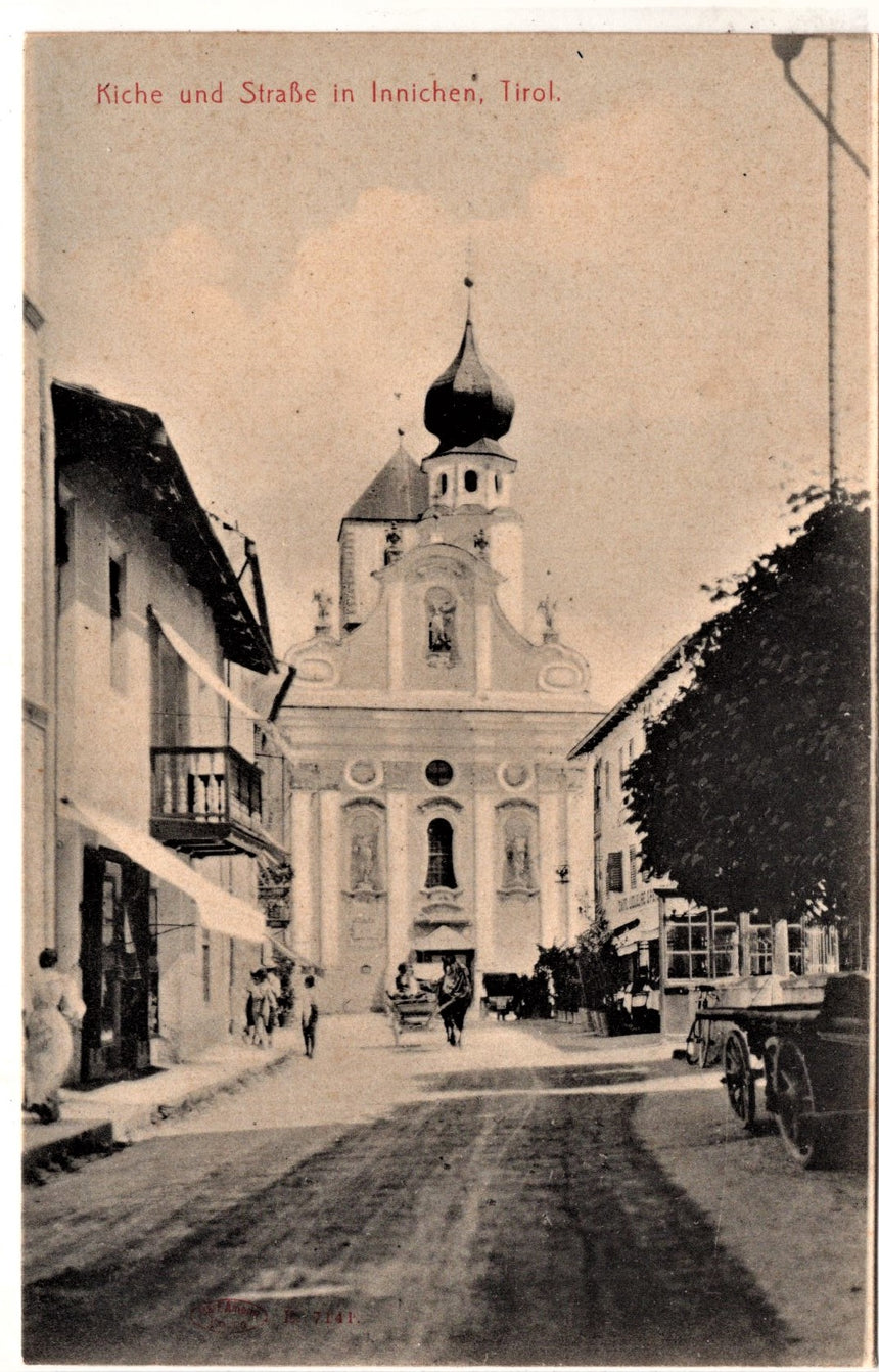 Cartolina Sudtirol Alto Adige Bolzano Bozen Kirhe und strasse in Innichen Tirol | Collezionissimo