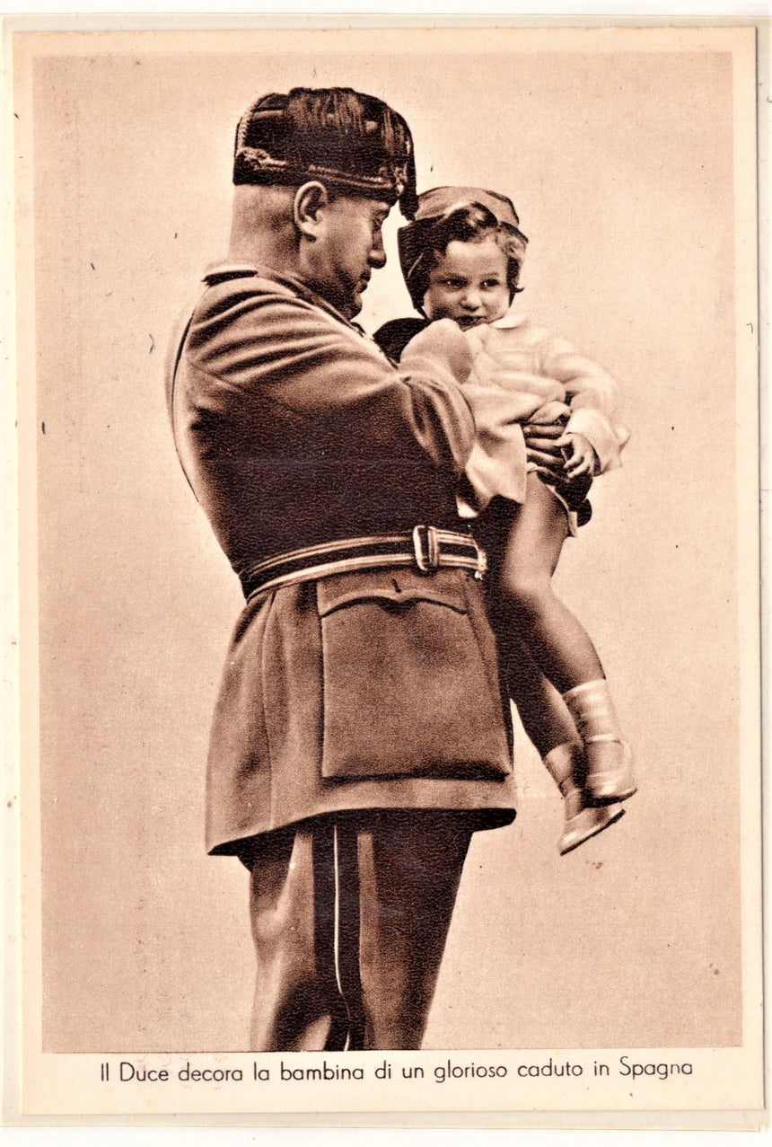 Cartolina Militare Seconda Guerra Mondiale Mussolini con bambina di caduto in Spagna | Collezionissimo