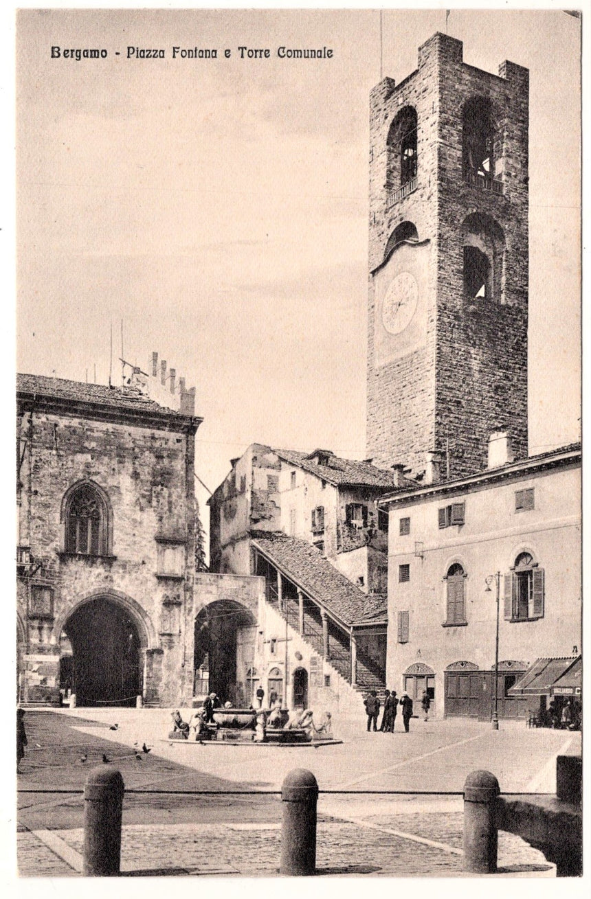 Cartolina Bergamo piazza fontana | Collezionissimo