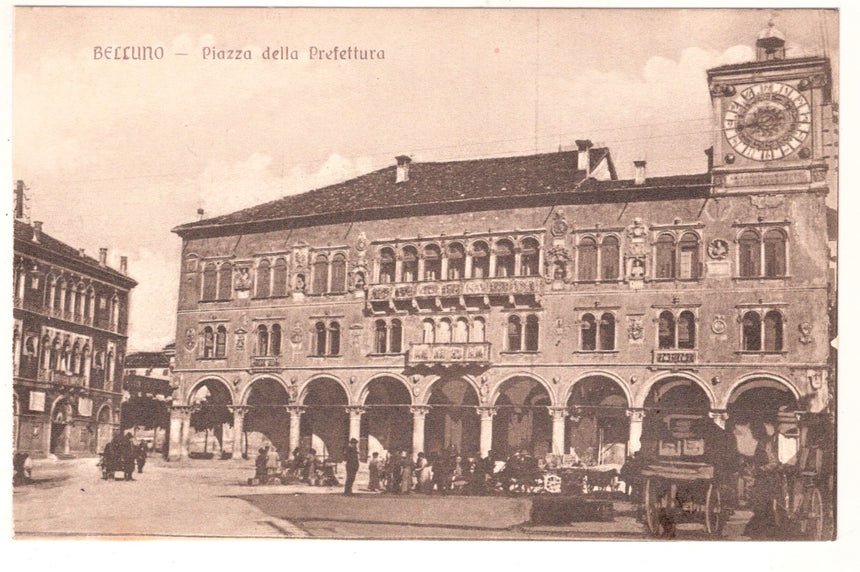 Cartolina Belluno piazza Prefettura | Collezionissimo