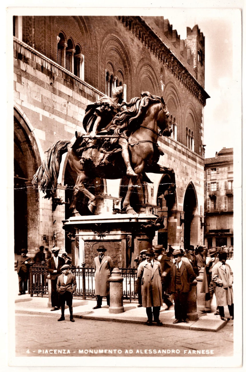 Cartolina Piacenza monumento a A. Farnese piega centrale | Collezionissimo