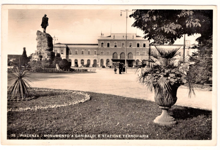 Cartolina Piacenza monumento a Garibaldi e stazione ferroviaria | Collezionissimo