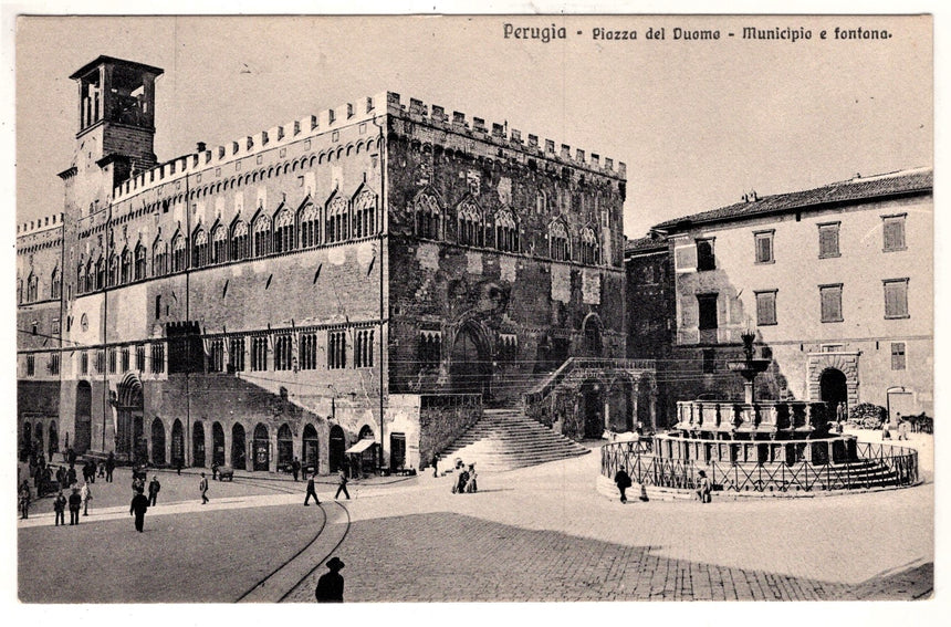 Cartolina Perugia Piazza del Duomo e municipio | Collezionissimo