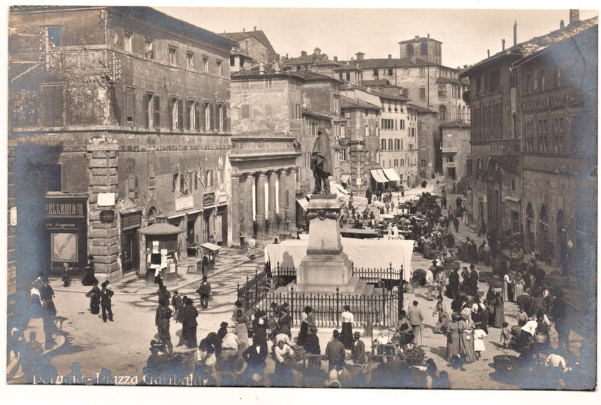 Cartolina Perugia Piazza Garibaldi | Collezionissimo