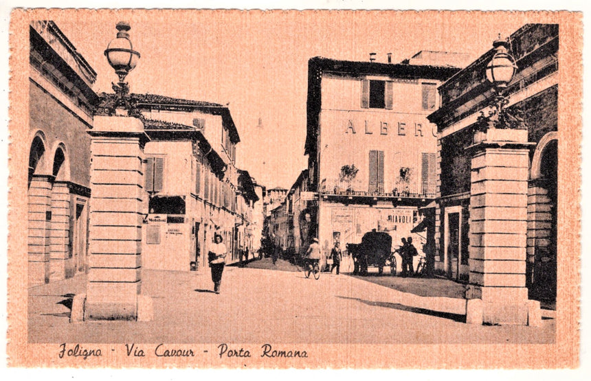 Cartolina Perugia Foligno via Cavour porta Romana | Collezionissimo