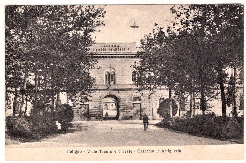 Cartolina Perugia Foligno viale Tn e Ts caserma V.Emanuele II | Collezionissimo